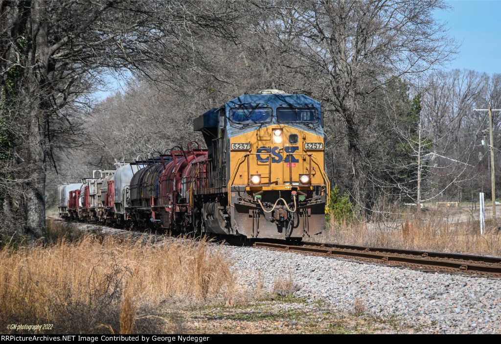 CSX 5257 servicing a local customer